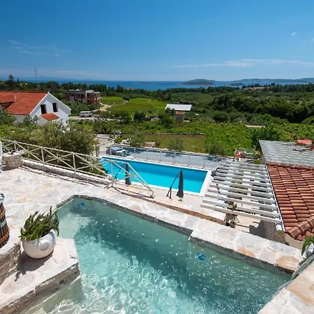 Ferienhaus Fuer 4 Personen Und 1 Kind In Stankovic Bei Orebic, Dalmatien Sueddalmatien *