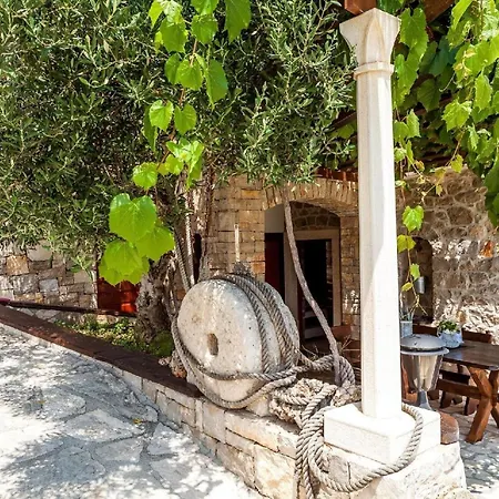 Ferienhaus Fuer 4 Personen Und 1 Kind In Stankovic Bei Orebic, Dalmatien Sueddalmatien * Orebić